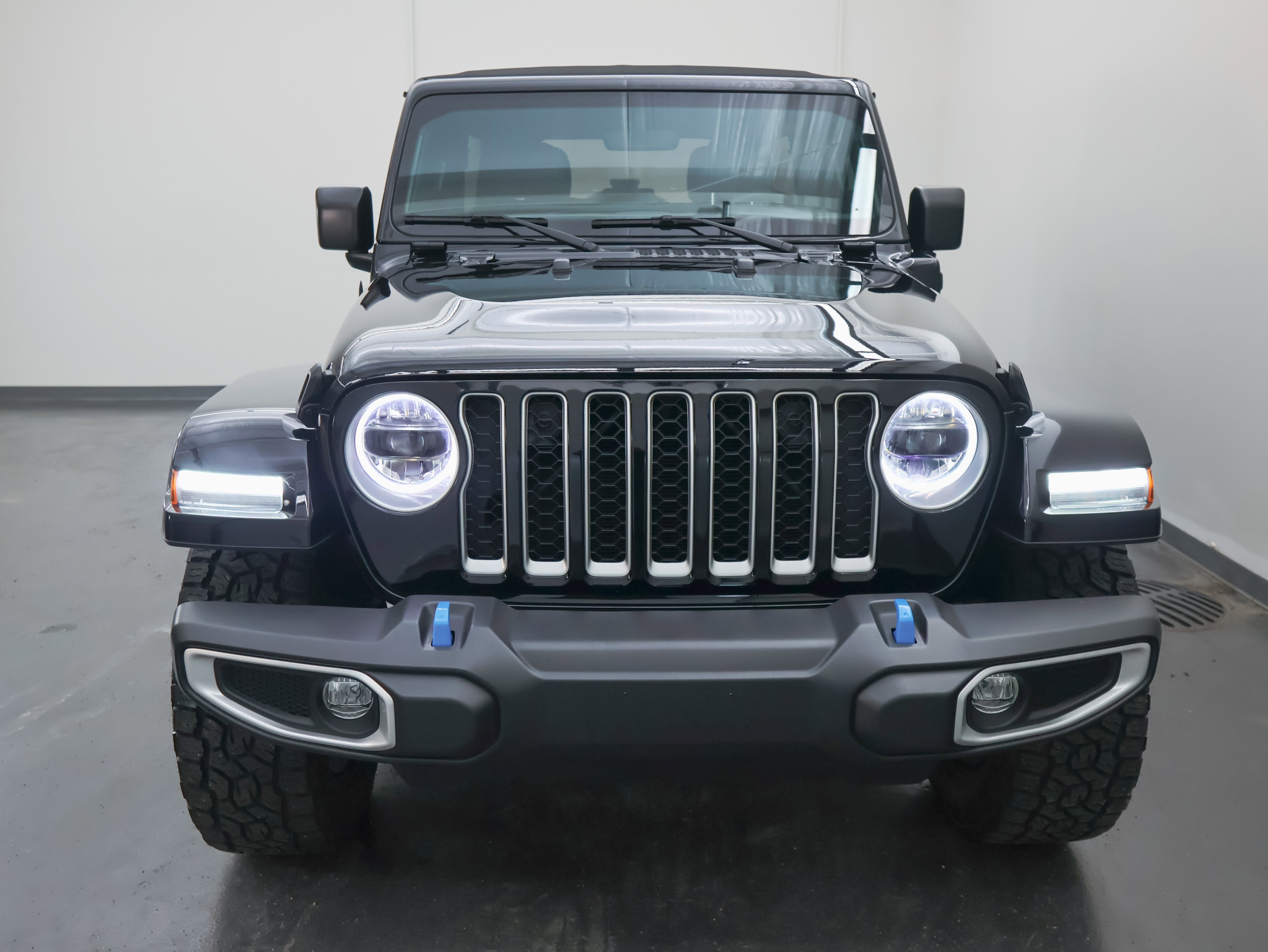 Used 2023 Jeep Wrangler Sahara w/ Cold Weather Group AWD/4WD image 8