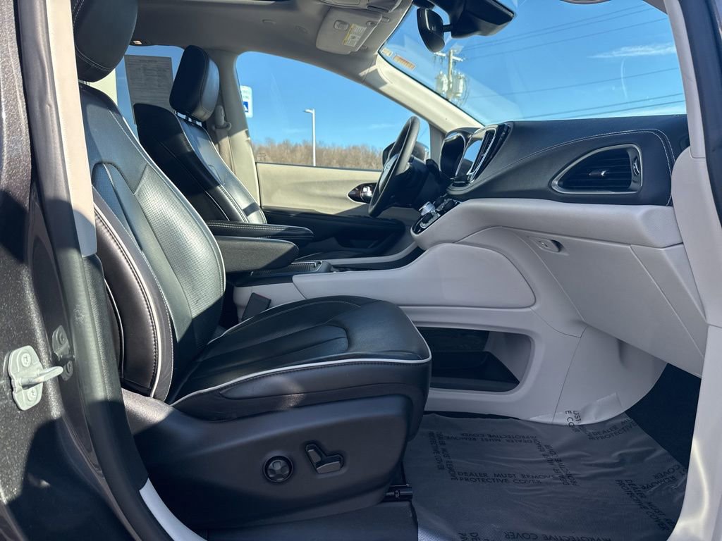 Used 2022 Chrysler Pacifica Limited w/ Uconnect Theater Family Group image 14