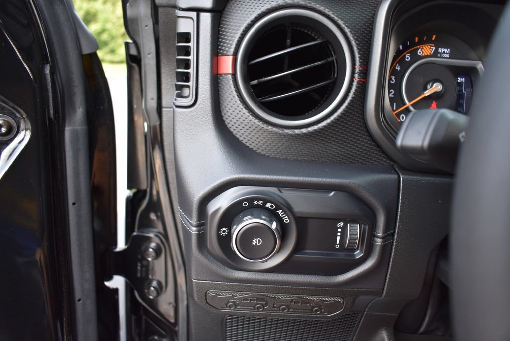 Used 2025 Jeep Wrangler Unlimited Rubicon AWD/4WD image 25