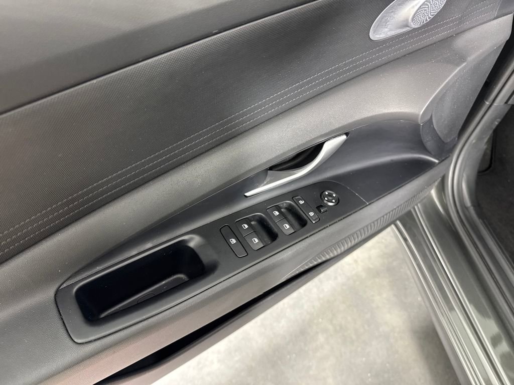 Certified 2025 Hyundai Elantra SE image 11