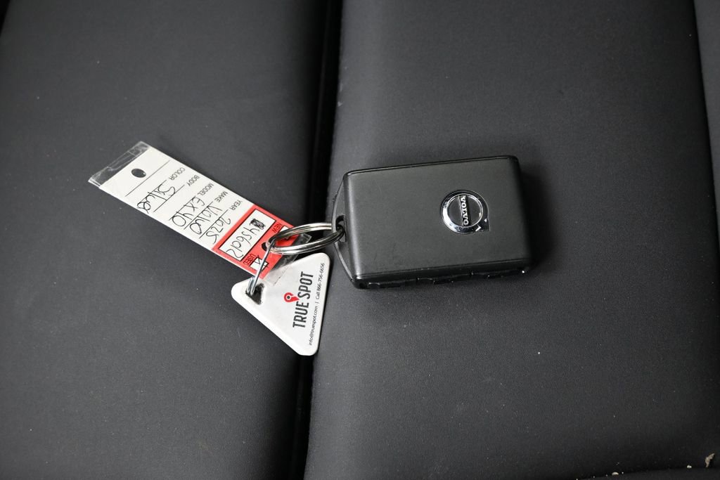 Used 2025 Volvo EX40 Core AWD/4WD image 9
