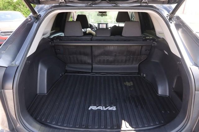 Used 2021 Toyota RAV4 XLE w/ Convenience Package FWD image 7