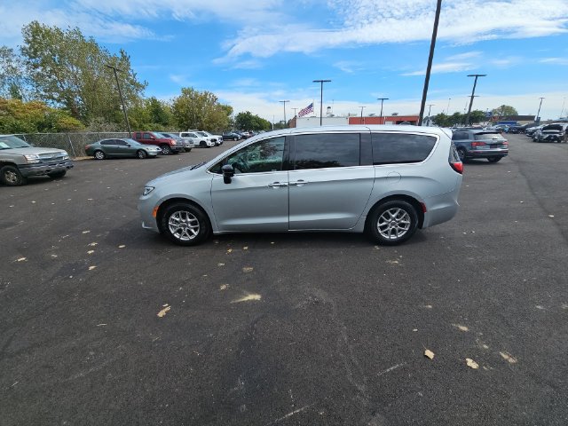 Used 2024 Chrysler Pacifica Touring-L FWD image 11