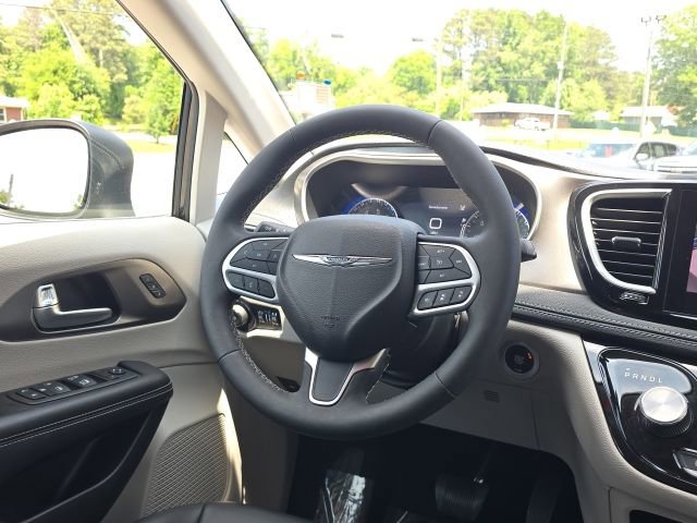 Used 2023 Chrysler Pacifica Touring-L FWD image 37