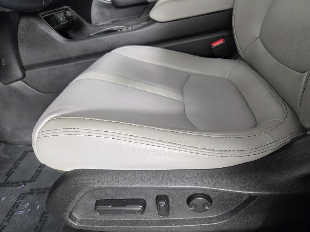Used 2025 Honda Pilot Touring image 10