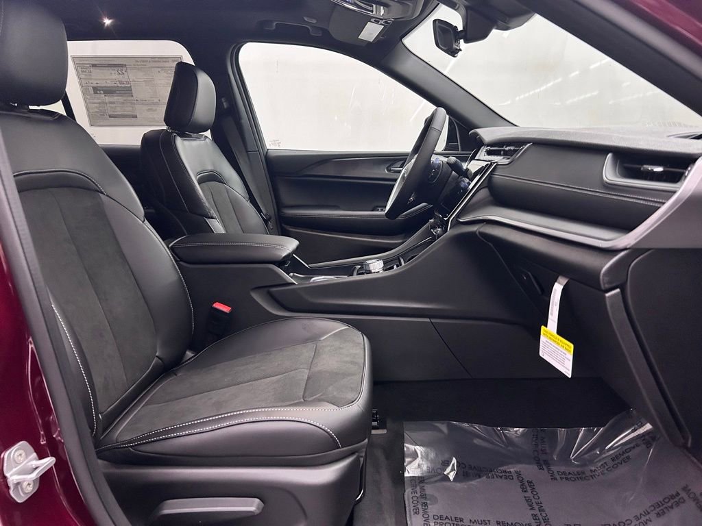 New 2025 Jeep Grand Cherokee Altitude image 17