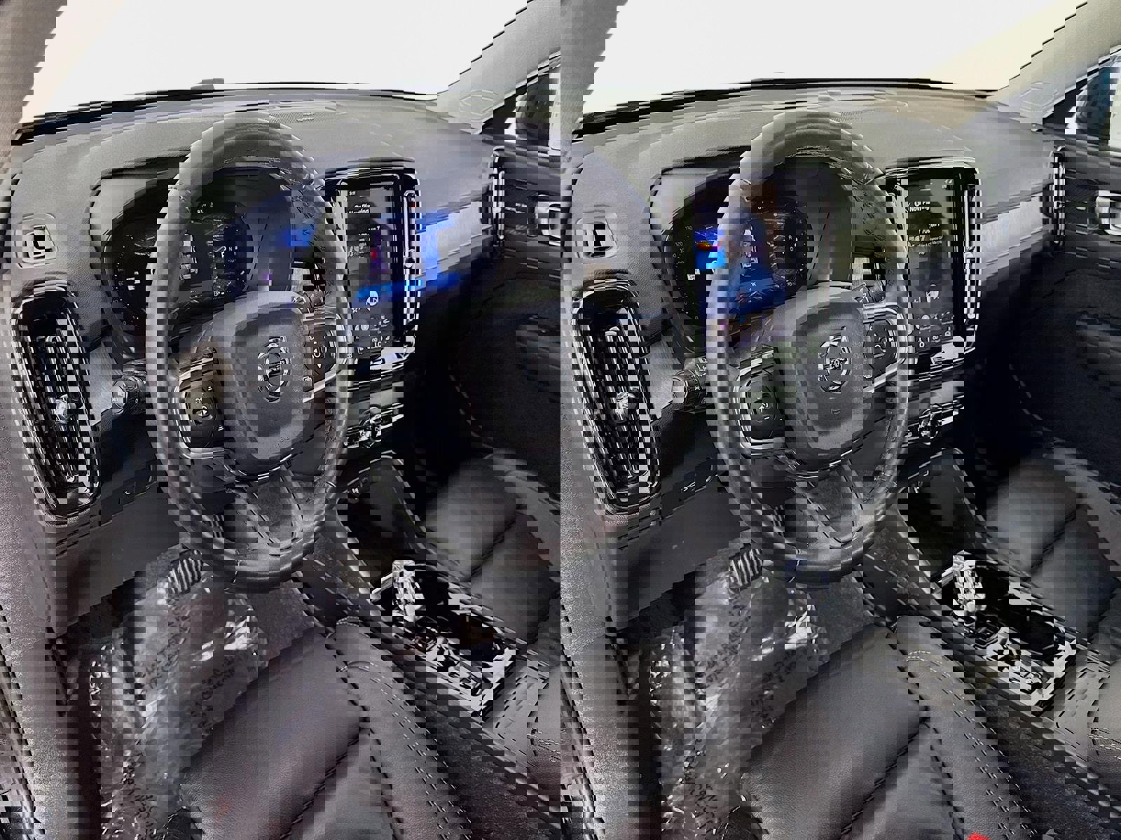 Used 2023 Volvo XC40 B4 Ultimate image 10