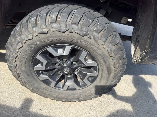 Used 2018 Toyota Tacoma TRD Off-Road w/ Technology Package AWD/4WD image 18