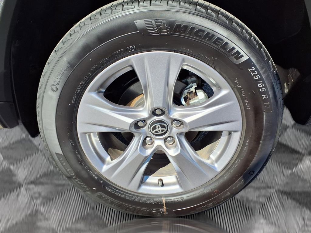 Used 2025 Toyota RAV4 XLE image 22