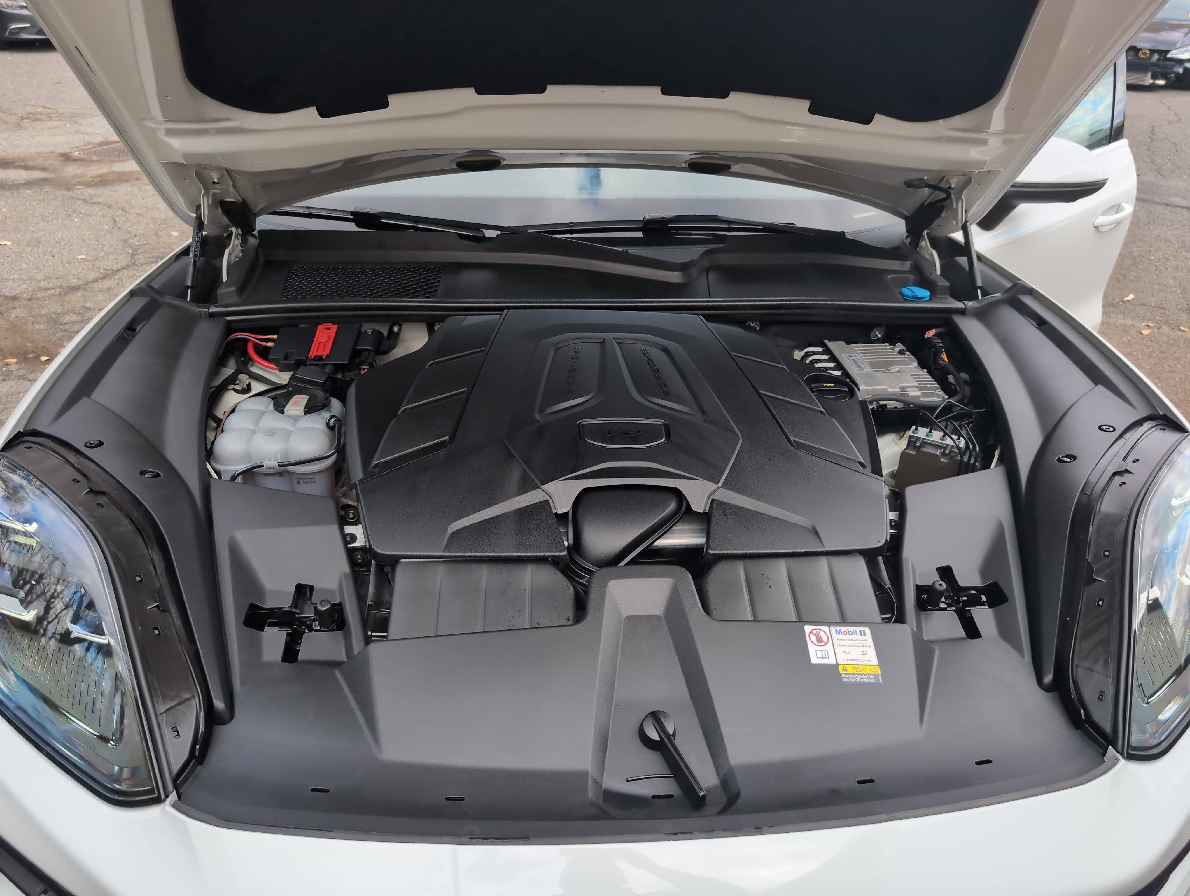 Used 2024 Porsche Cayenne Coupe image 33