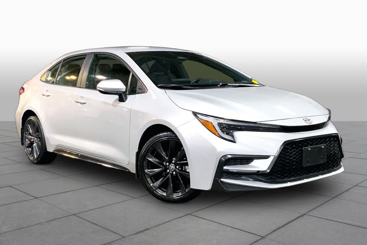 Used 2023 Toyota Corolla SE FWD image 3
