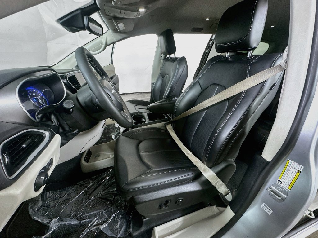 Used 2024 Chrysler Pacifica Touring-L FWD image 17