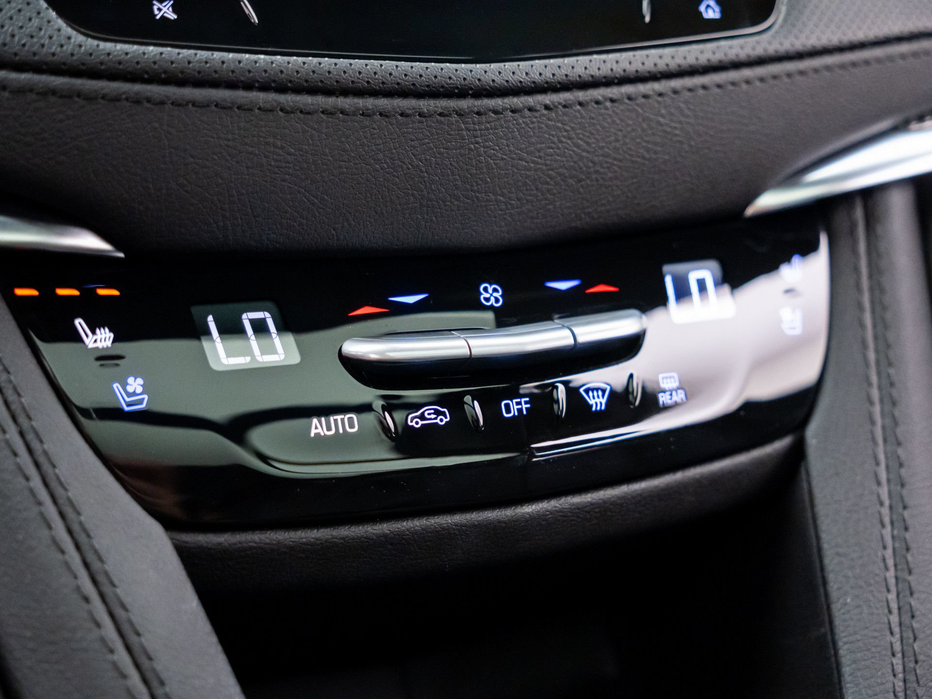 Certified 2026 Cadillac XT5 Sportv w/ LPO, Onyx Lite Package AWD/4WD image 32