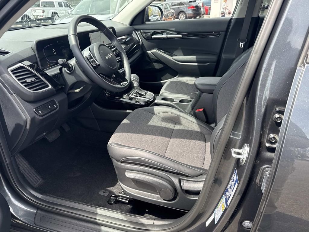 Used 2025 Kia Seltos S AWD/4WD image 18