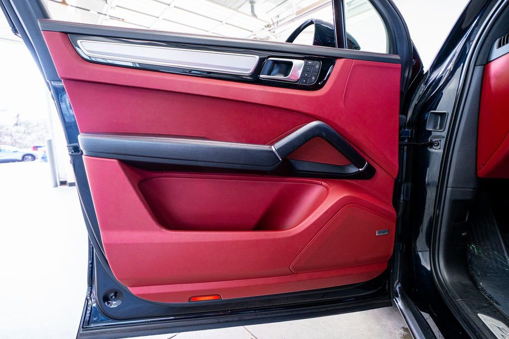 Used 2022 Porsche Cayenne Platinum Edition image 30