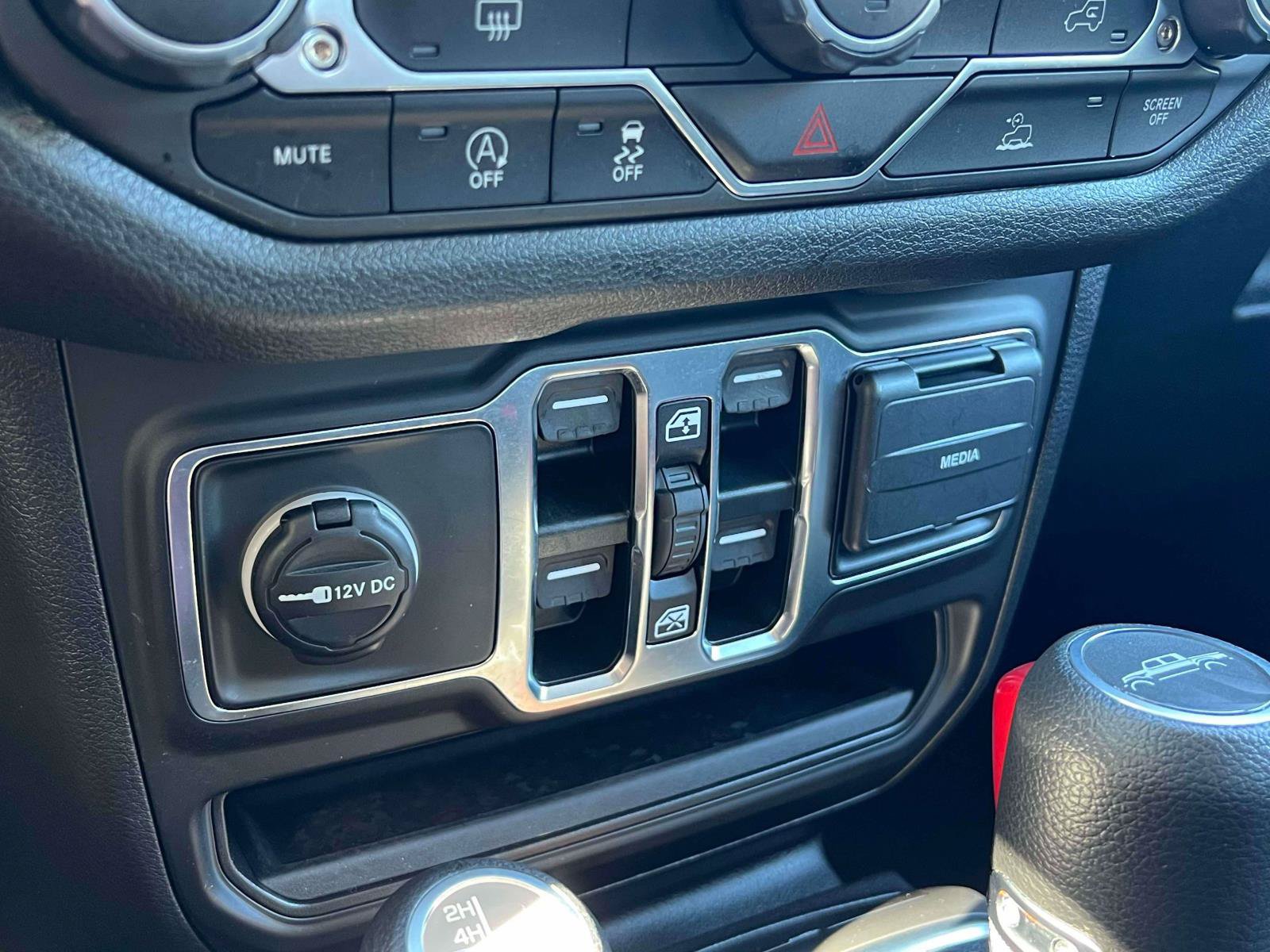Used 2025 Jeep Gladiator Sport AWD/4WD image 12