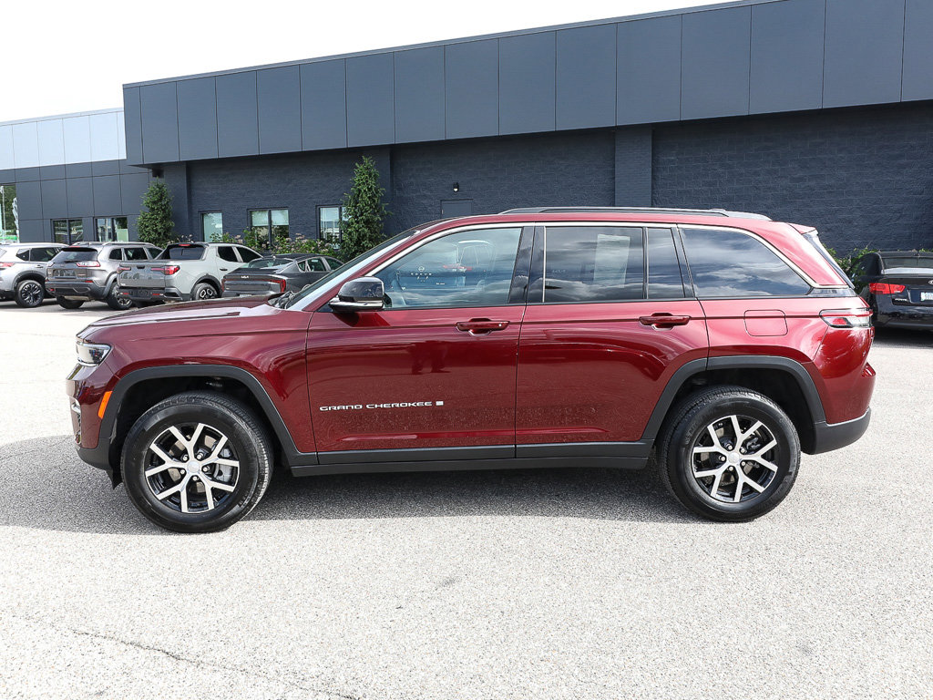 Used 2025 Jeep Grand Cherokee Limited w/ Trailer Tow Package AWD/4WD image 2