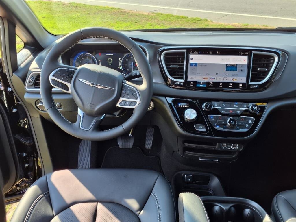 New 2025 Chrysler Voyager LX FWD image 10