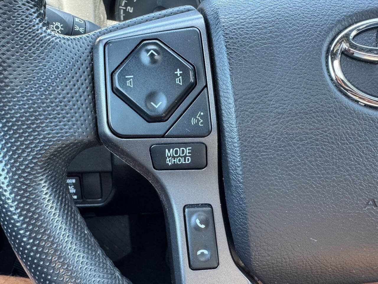 Used 2022 Toyota Tacoma TRD Off-Road w/ TRD Premium Off Road Package AWD/4WD image 29