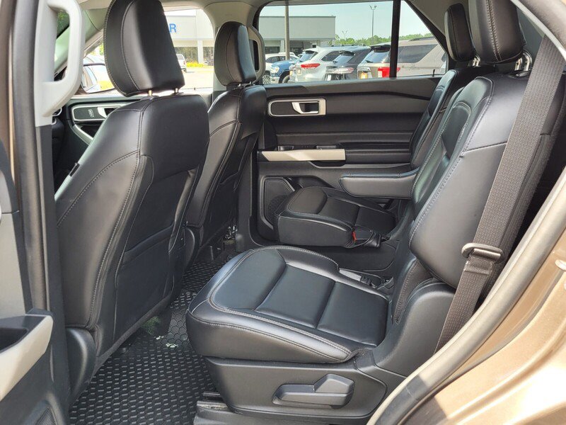 Used 2021 Ford Explorer XLT w/ Equipment Group 202A image 6