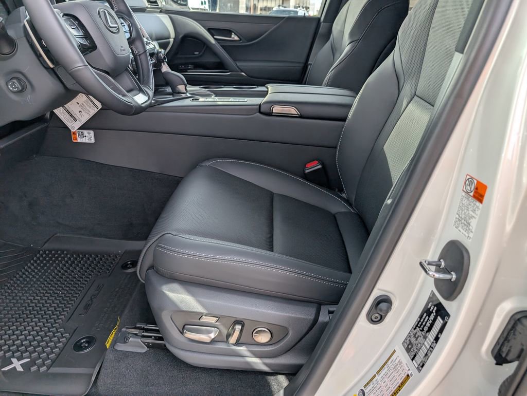 New 2025 Lexus LX 700h Luxury image 9