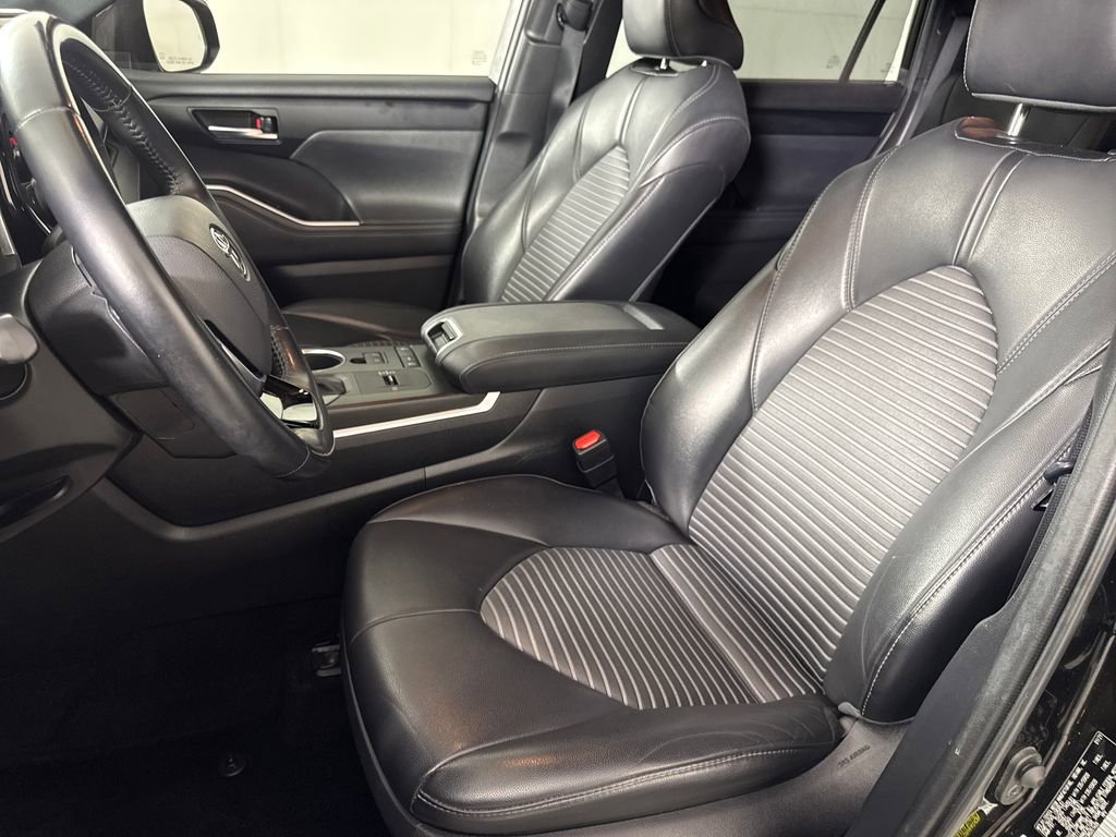 Used 2021 Toyota Highlander XSE FWD image 11