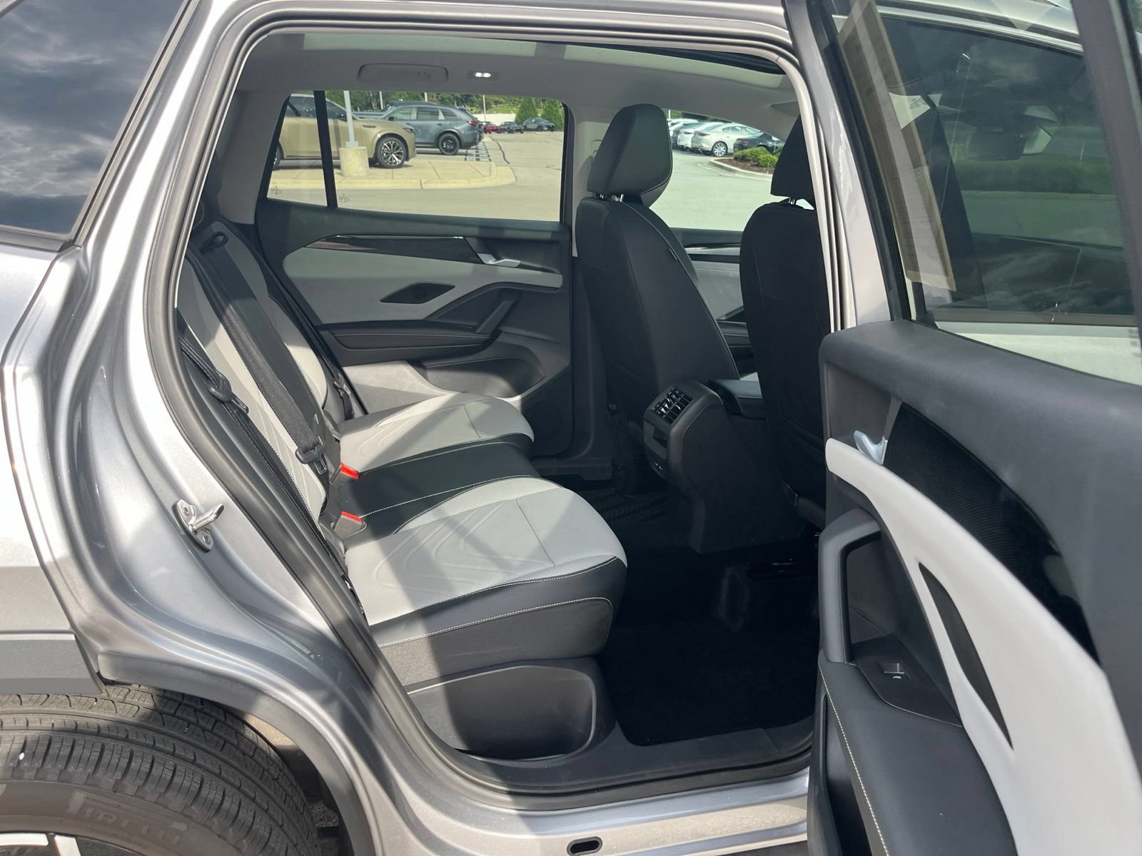 Certified 2026 Volkswagen Tiguan SE w/ Panoramic Sunroof Package AWD/4WD image 30