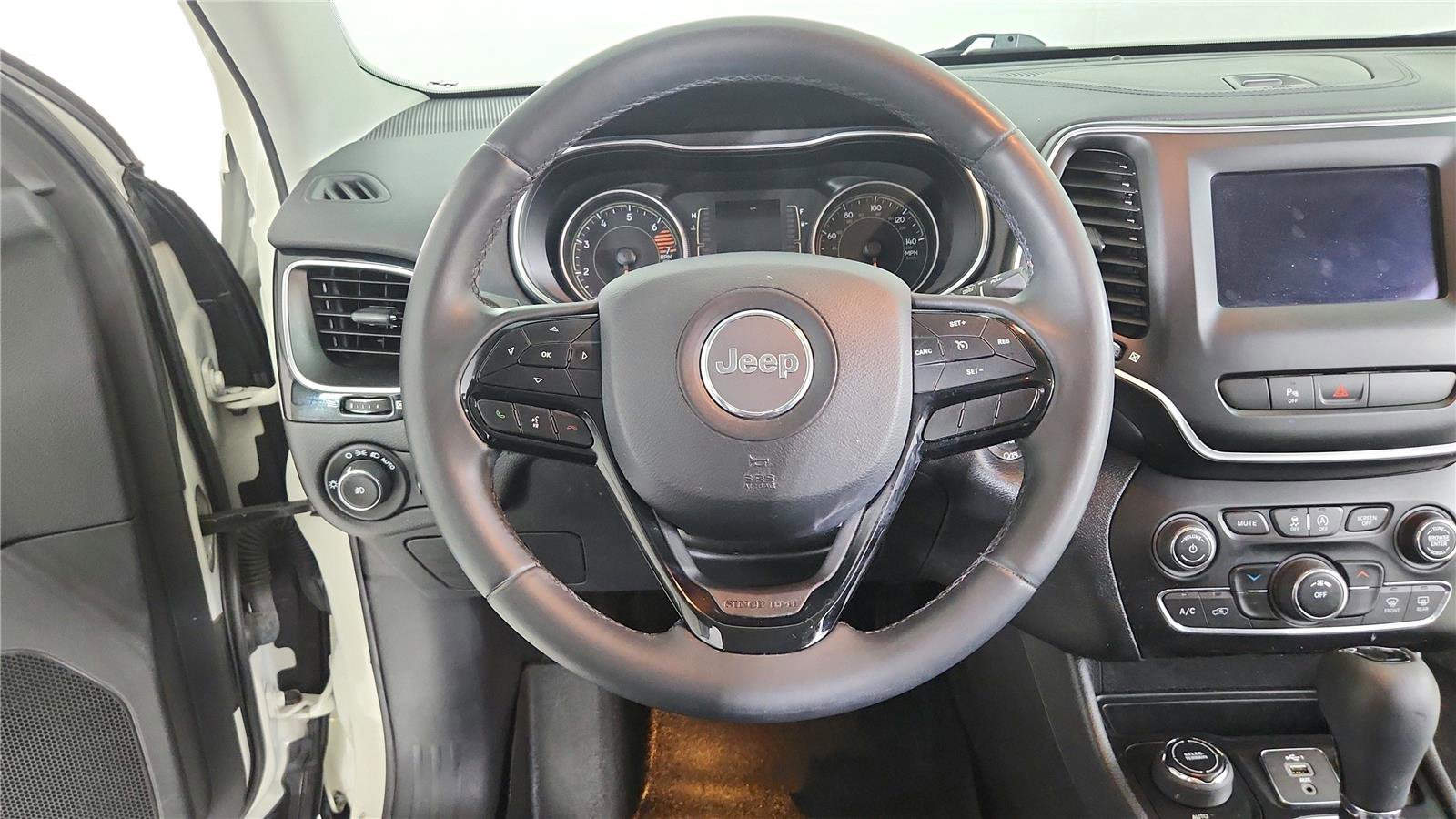 Used 2019 Jeep Cherokee Latitude Plus AWD/4WD image 14