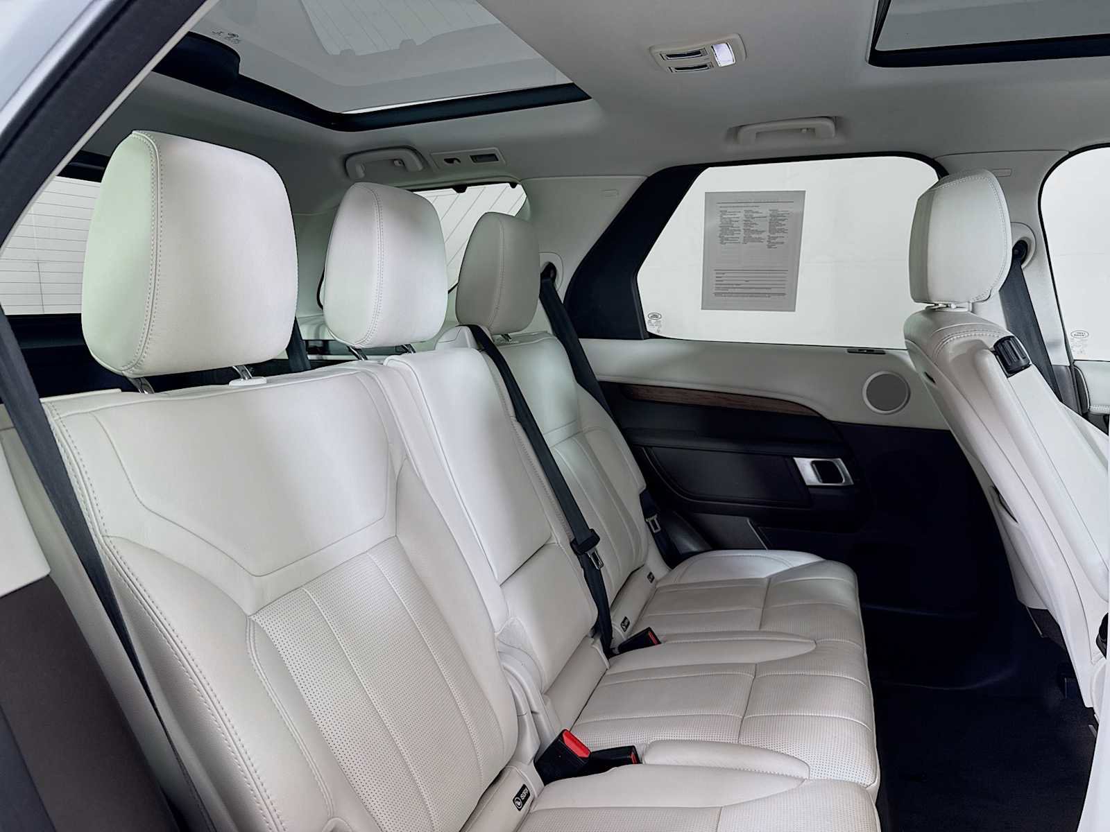 Used 2020 Land Rover Discovery HSE image 26