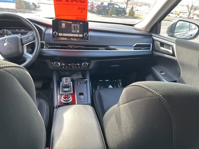 Used 2025 Mitsubishi Outlander ES image 13