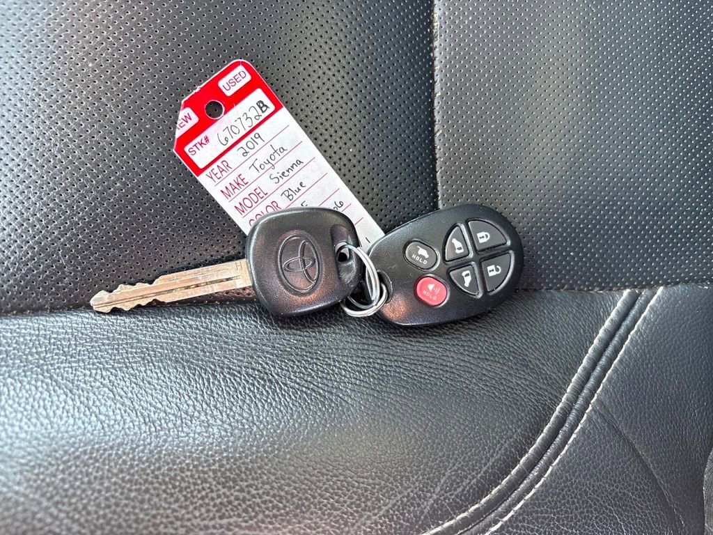 Used 2019 Toyota Sienna SE image 33