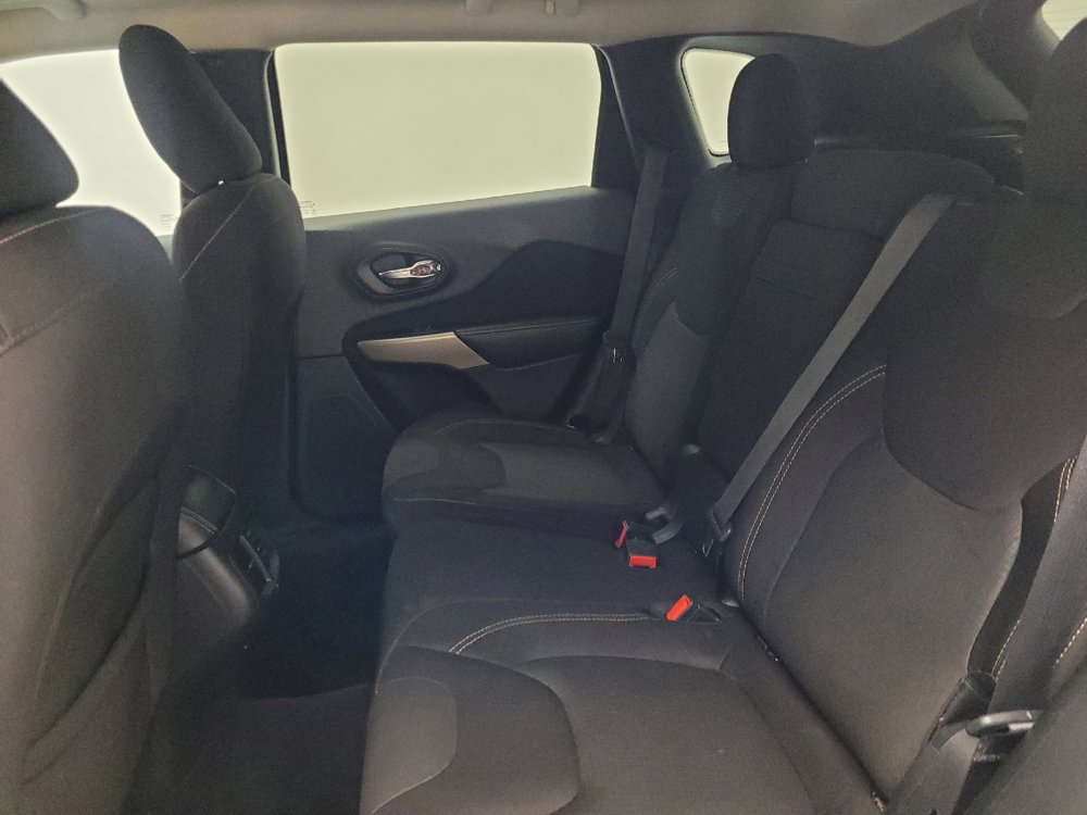Used 2017 Jeep Cherokee Latitude FWD image 18