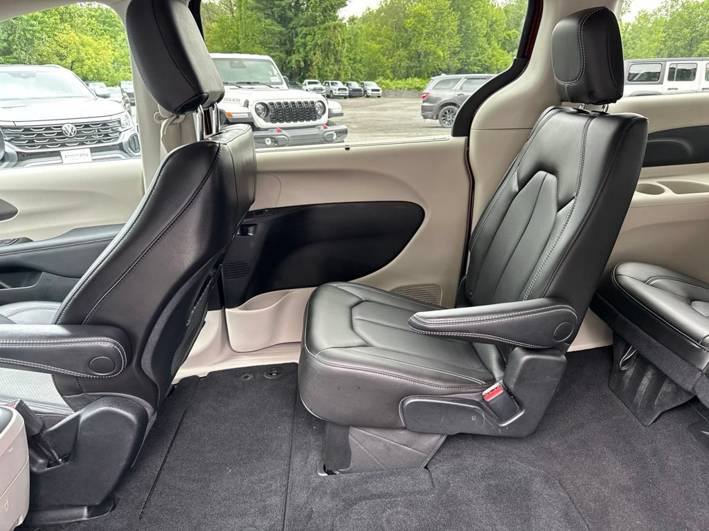 Used 2023 Chrysler Pacifica Touring-L FWD image 26