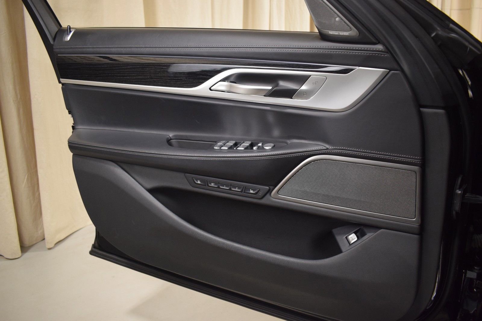 Used 2022 BMW 750i xDrive w/ Executive Package image 37