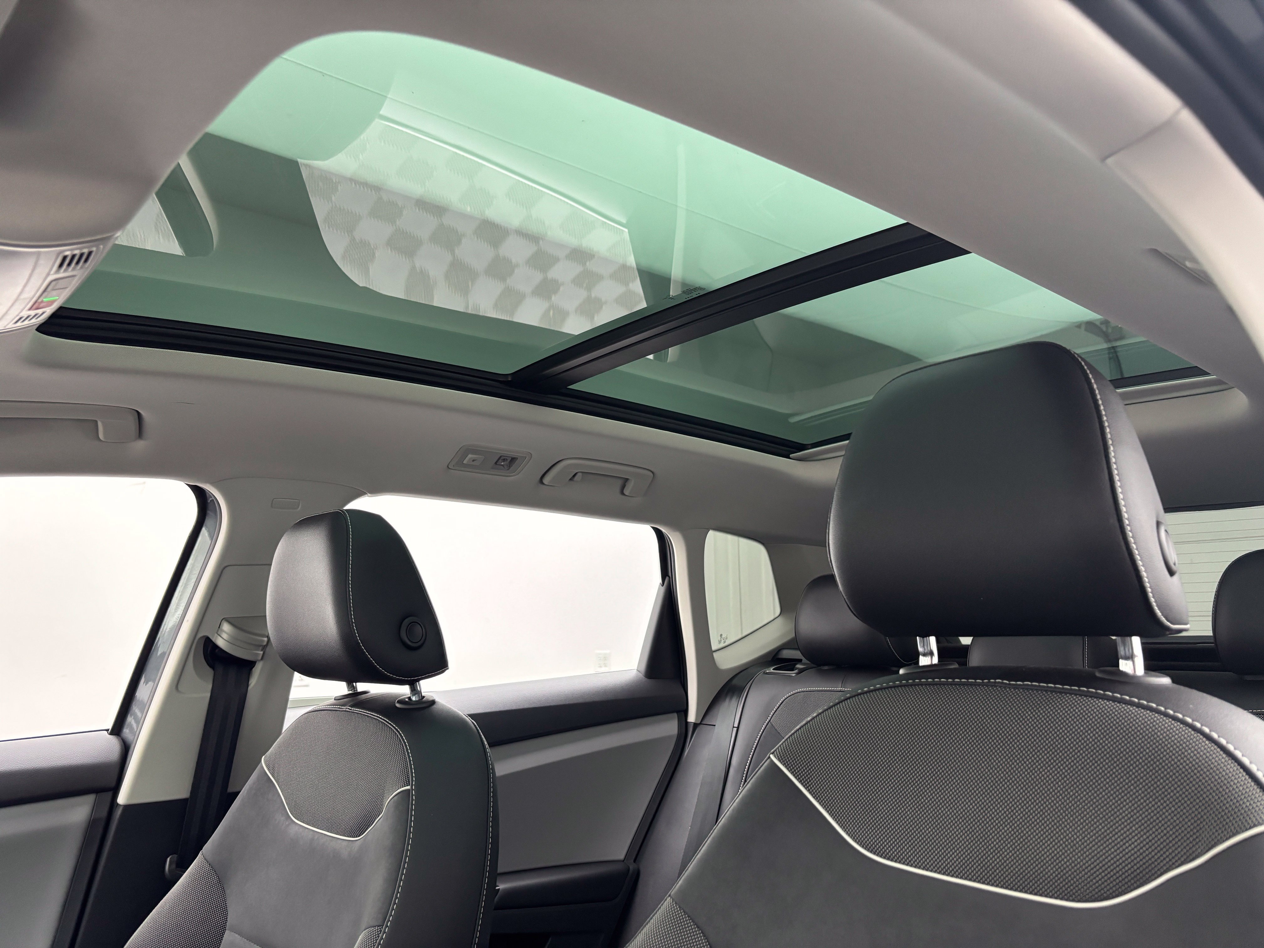 Used 2023 Volkswagen Taos SE w/ Panoramic Sunroof Package FWD image 5