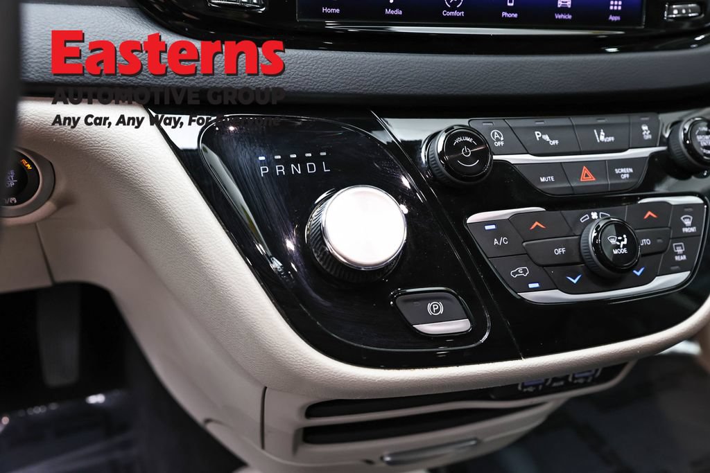Used 2023 Chrysler Pacifica Touring-L FWD image 12