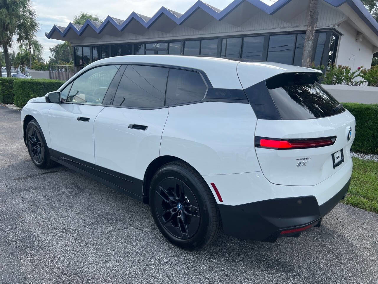 Used 2025 BMW iX xDrive50 w/ Convenience Package image 7