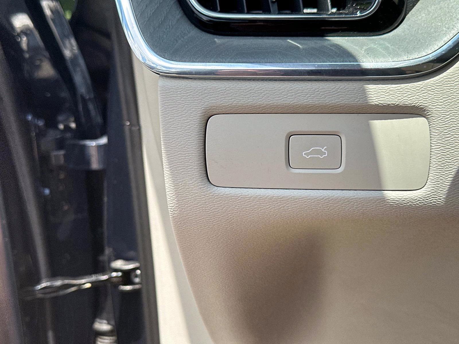 Certified 2024 Volvo XC60 B5 Plus image 30