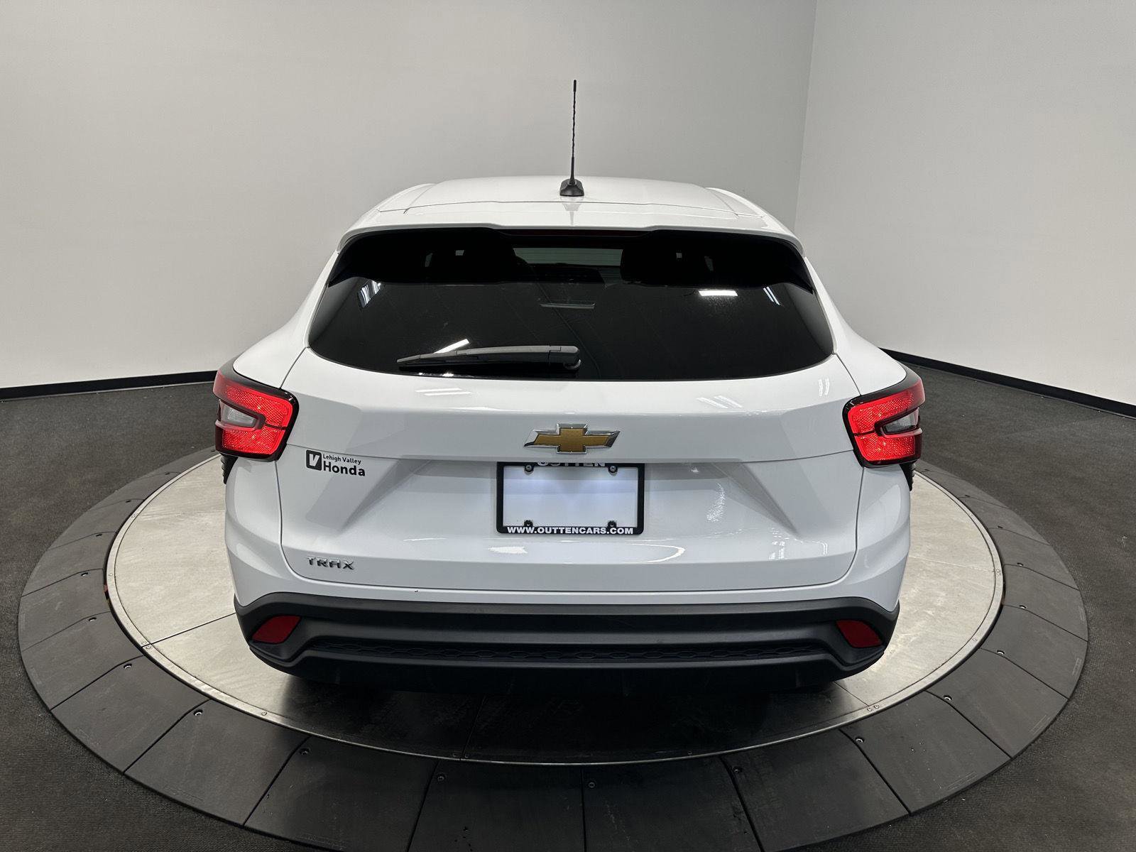 Used 2025 Chevrolet Trax LS FWD image 6