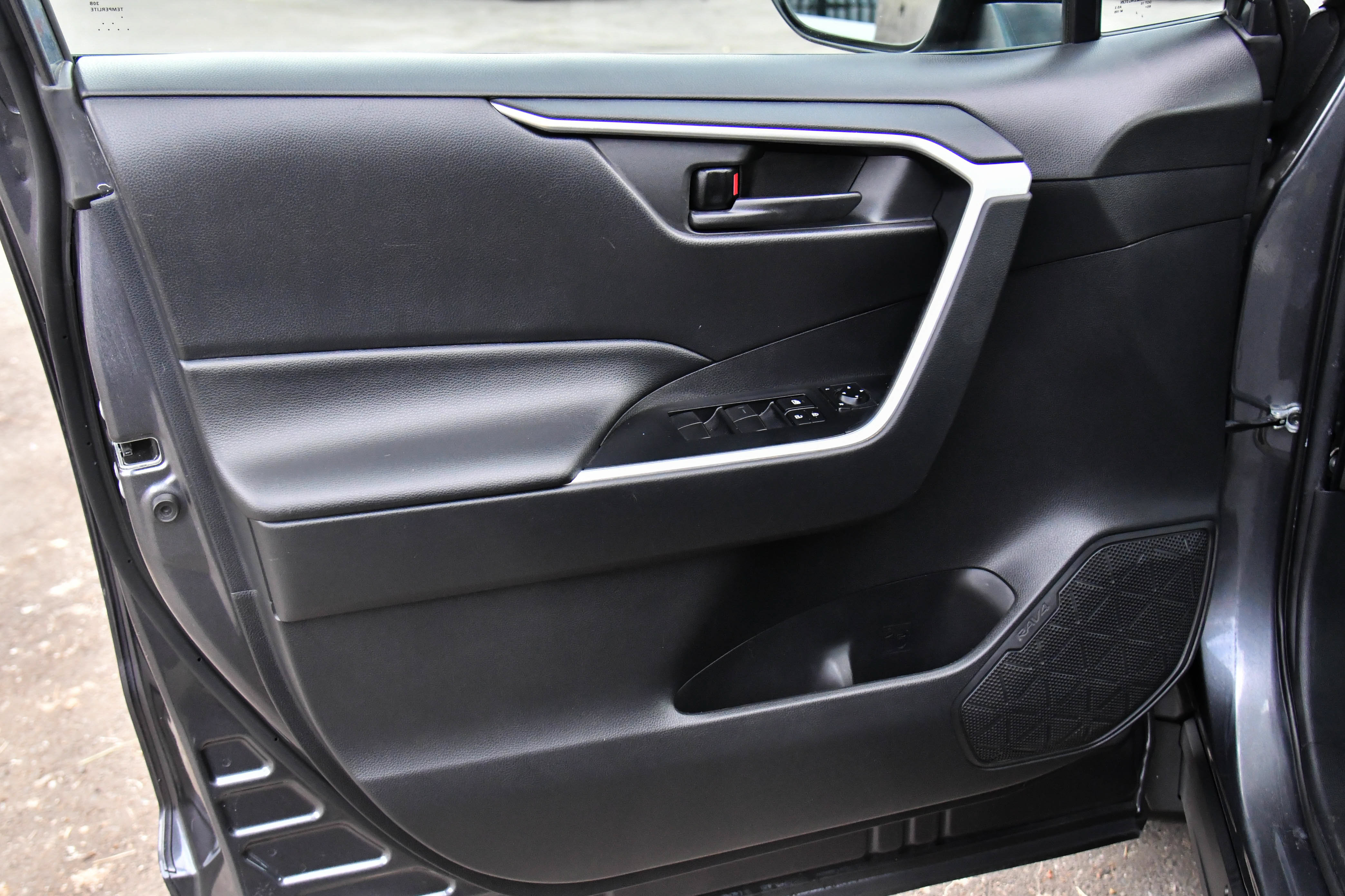 Used 2021 Toyota RAV4 LE FWD image 13