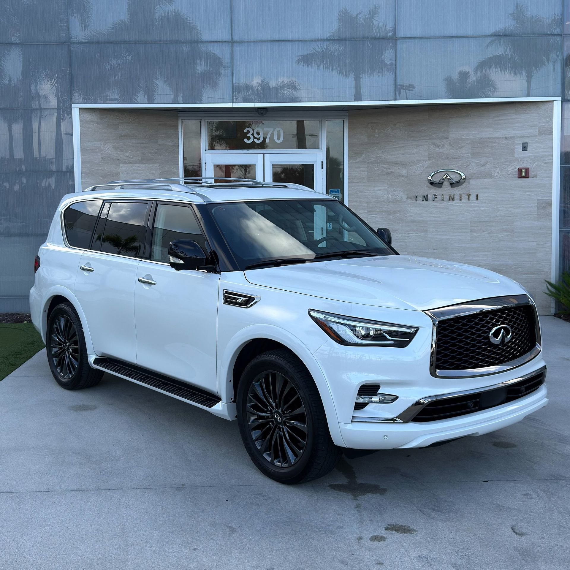 Used 2024 INFINITI QX80 Premium Select w/ Cargo Package image 3