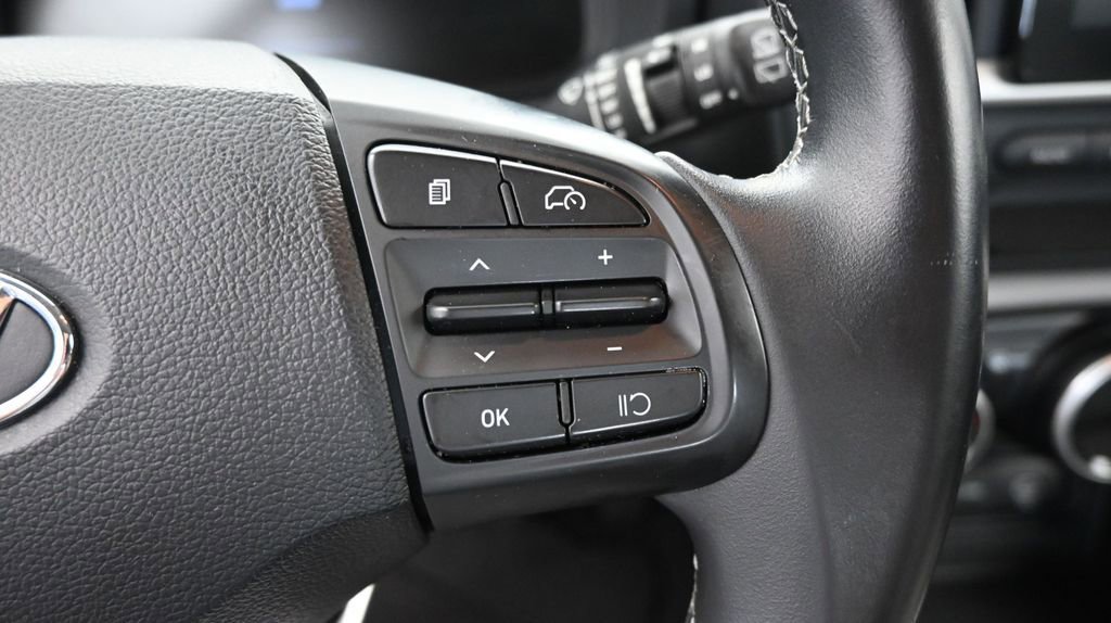 Used 2023 Hyundai Venue SEL FWD image 29