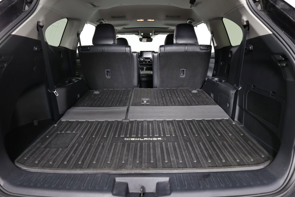 Used 2021 Toyota Highlander XLE AWD/4WD image 18