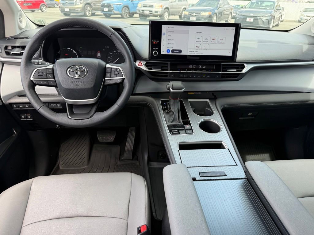 Used 2025 Toyota Sienna XLE w/ XLE Plus Package FWD image 32