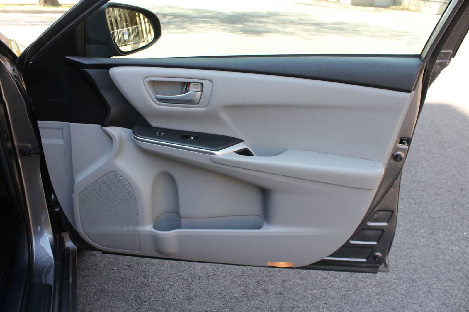 Used 2015 Toyota Camry SE w/ Moonroof Package FWD image 26