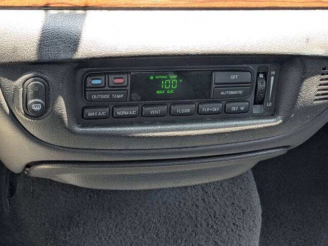 Used 2003 Ford Crown Victoria LX RWD image 21