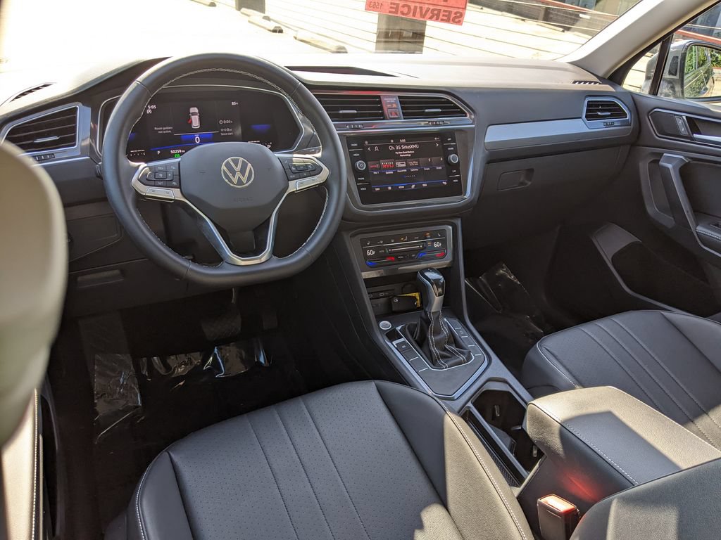 Certified 2023 Volkswagen Tiguan SE FWD image 12