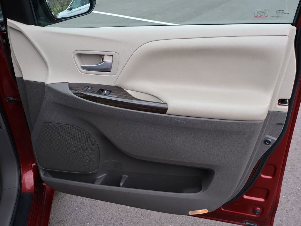Used 2015 Toyota Sienna XLE Premium image 11