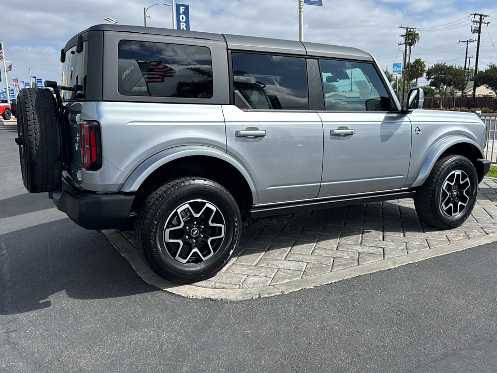 Used 2024 Ford Bronco Outer Banks AWD/4WD image 2