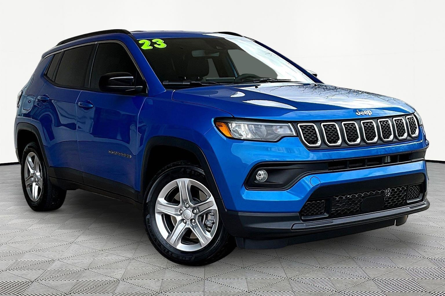 Used 2023 Jeep Compass Latitude image 3